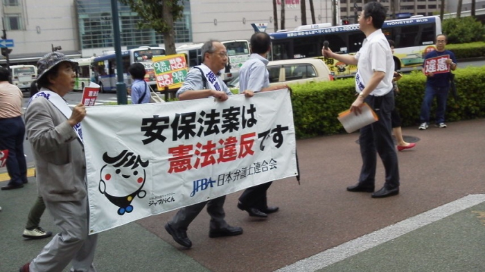 徳島駅前にて「安保法案反対パレード」